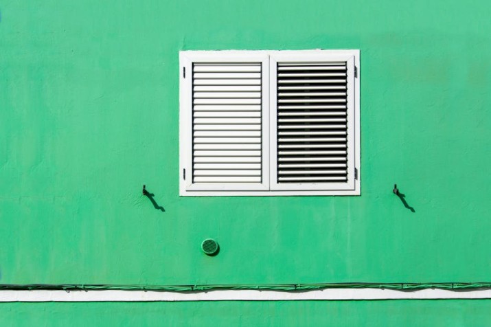 Minimalismo e maximalismo em design 2026